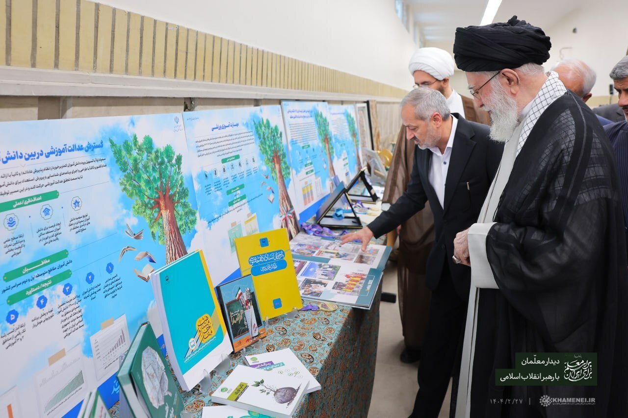 تصاویری از بازدید مقام معظم رهبری از یک نمایشگاه