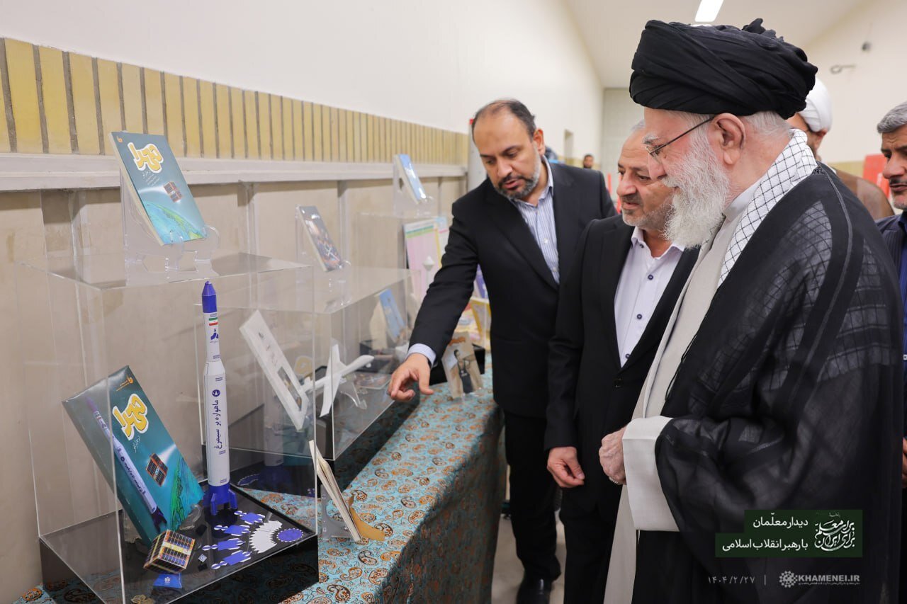 تصاویری از بازدید مقام معظم رهبری از یک نمایشگاه