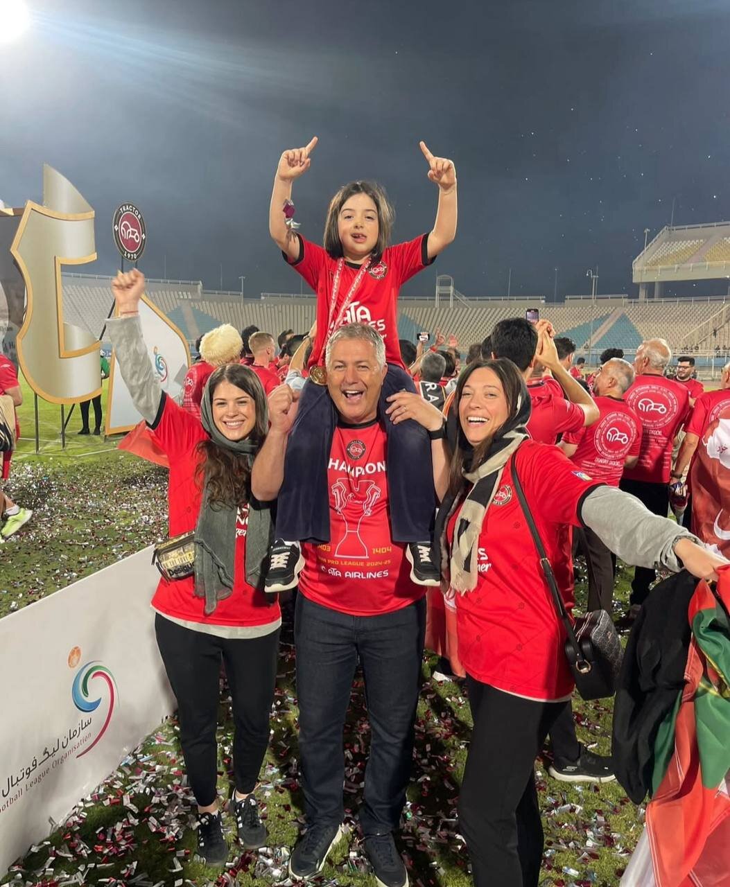 عکس | ژست بامزه دختر اسکوچیچ در جشن قهرمانی تراکتور