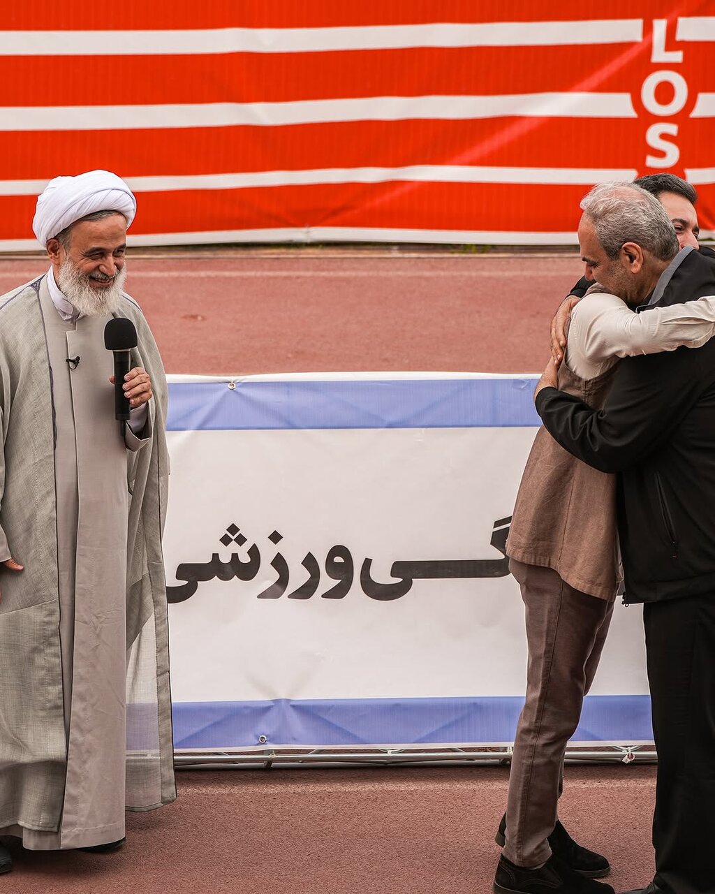 عکس | جواد خیابانی در آغوش مجری سمت خدا؛ نجمالدین شریعتی طرفدار این تیم است!