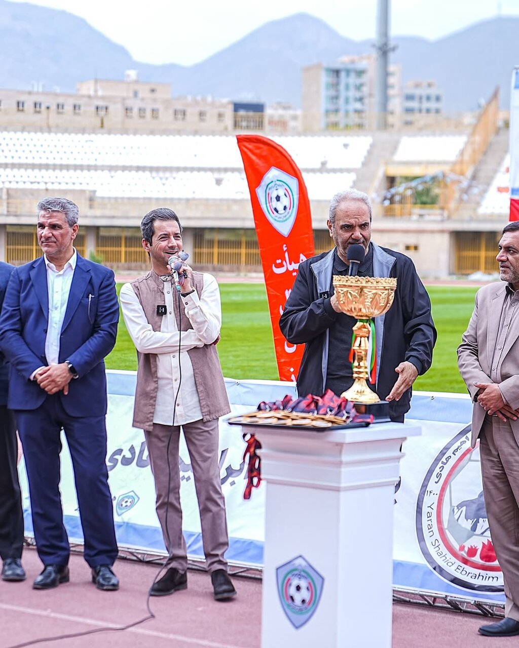 عکس | جواد خیابانی در آغوش مجری سمت خدا؛ نجمالدین شریعتی طرفدار این تیم است!