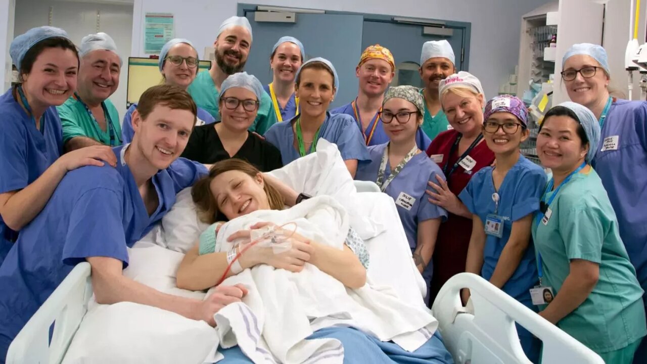 این زن در یک وضعیت عجیب بچهدار شد/ عکس