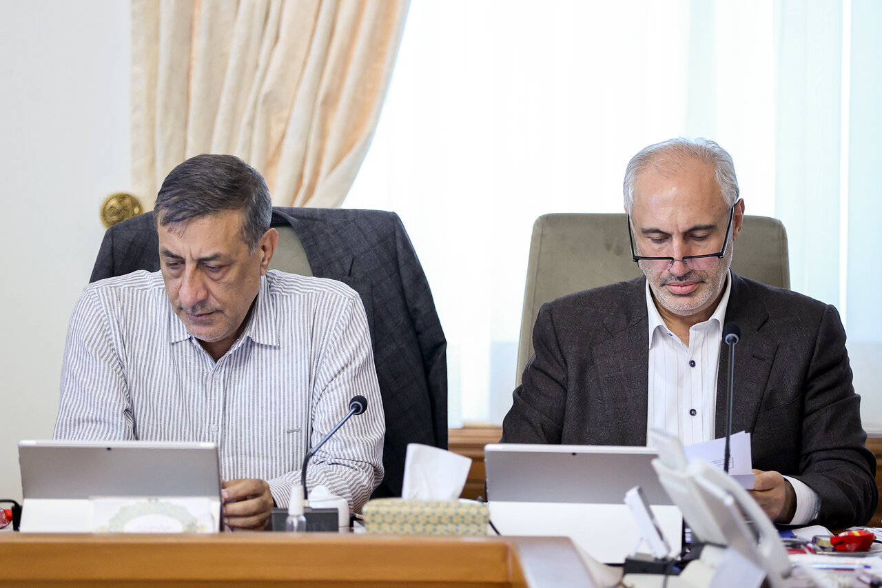 تصاویری از وزیردفاع با لباس نظامی و تنها وزیر زن دولت پزشکیان در جلسه هیات دولت