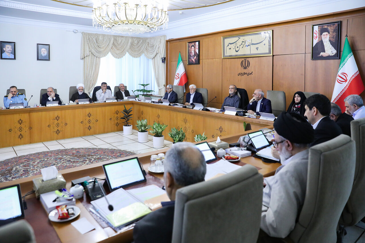 تصاویری از وزیردفاع با لباس نظامی و تنها وزیر زن دولت پزشکیان در جلسه هیات دولت