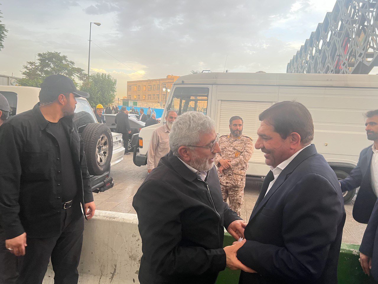 تصاویر متفاوتی از دیدار مخبر و سردار قاآنی در حاشیه یک مراسم