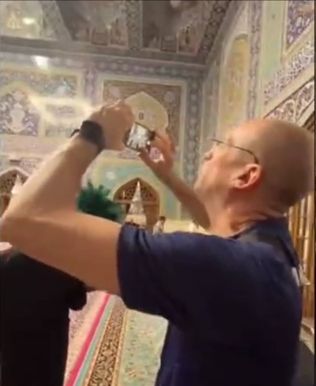 عکس| حیرت سرمربی ایتالیایی تیم ملی والیبال از معماری حرم امام رضا(ع)