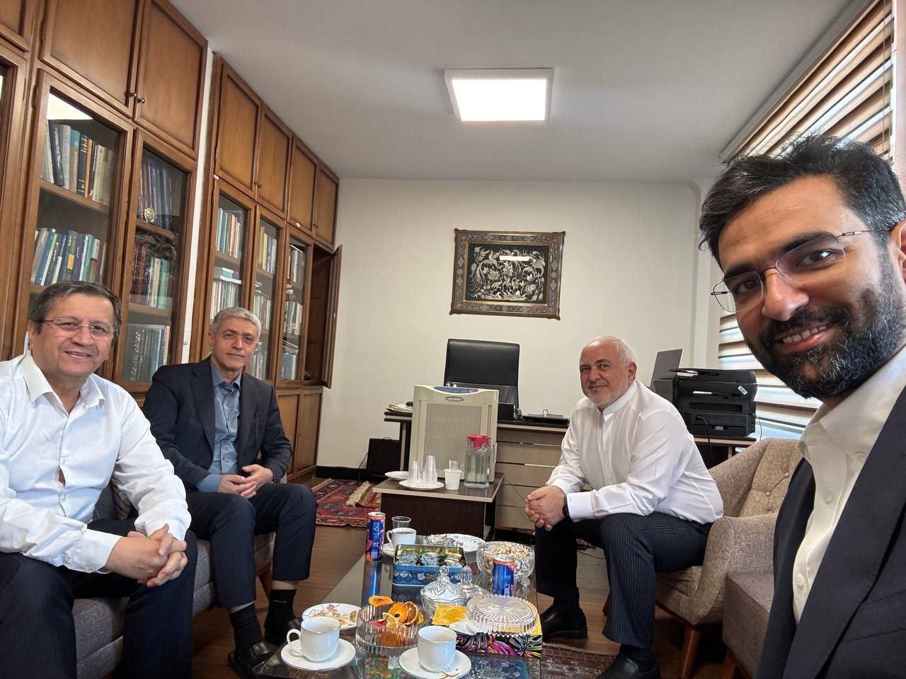 تصویری از جلسه آذری جهرمی با چهرههای خارج شده از دولت