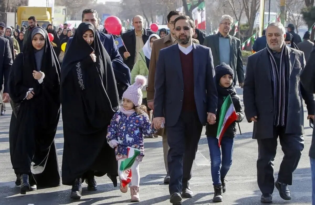 ماجرای مخالفت پدر همسر مالک رحمتی با حضور او در ستاد اجرایی فرمان امام/  ویدئویی که همیشه همراه آقای استاندار بود