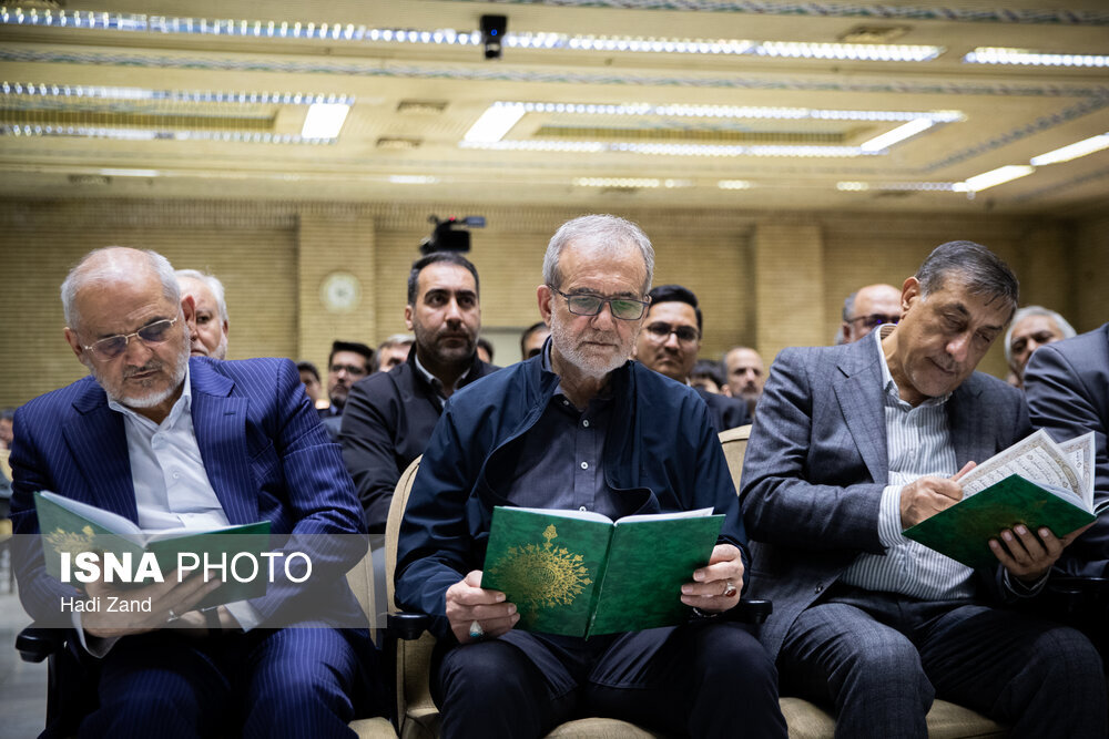 ماجرای قرآن خواندن رئیسجمهور در یک مراسم چه بود؟/ کدام دولتمردان او را همراهی میکردند؟+تصاویر