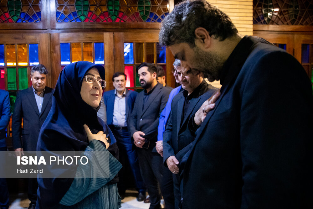 تصویری از حضور فاطمه مهاجرانی در یک مراسم ختم