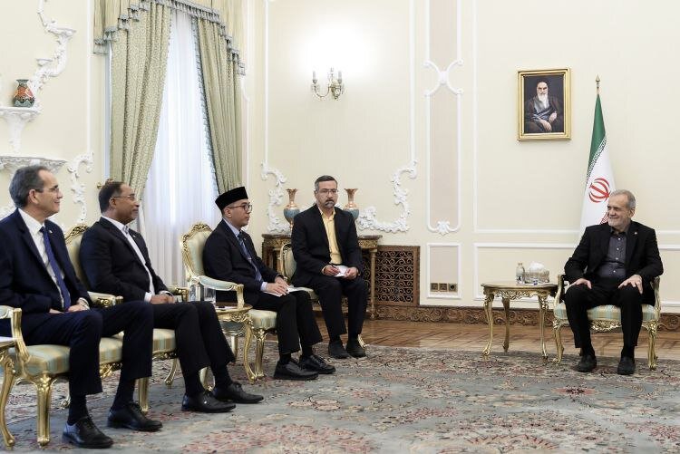 دیدار پزشکیان با برخی هیاتهای خارجی در تهران+عکس