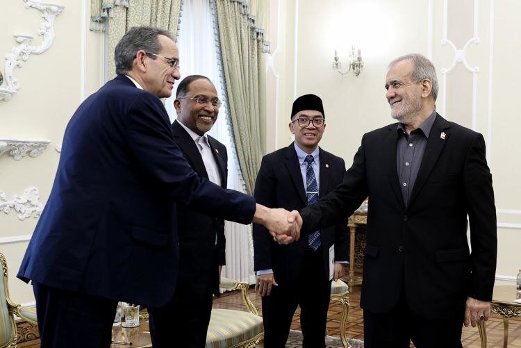 دیدار پزشکیان با برخی هیاتهای خارجی در تهران+عکس