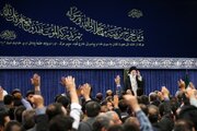تصویری از گفتگوی فرزندان شهید امیرعبداللهیان و شهید آل هاشم در حسینیه امام خمینی
