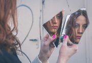 چرا برخی نوجوانان در آینه خود را زشت می‌بینند؟