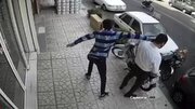 ببینید | لحظه سرقت گوشی موبایل در خیابان شیراز جنوبی تهران