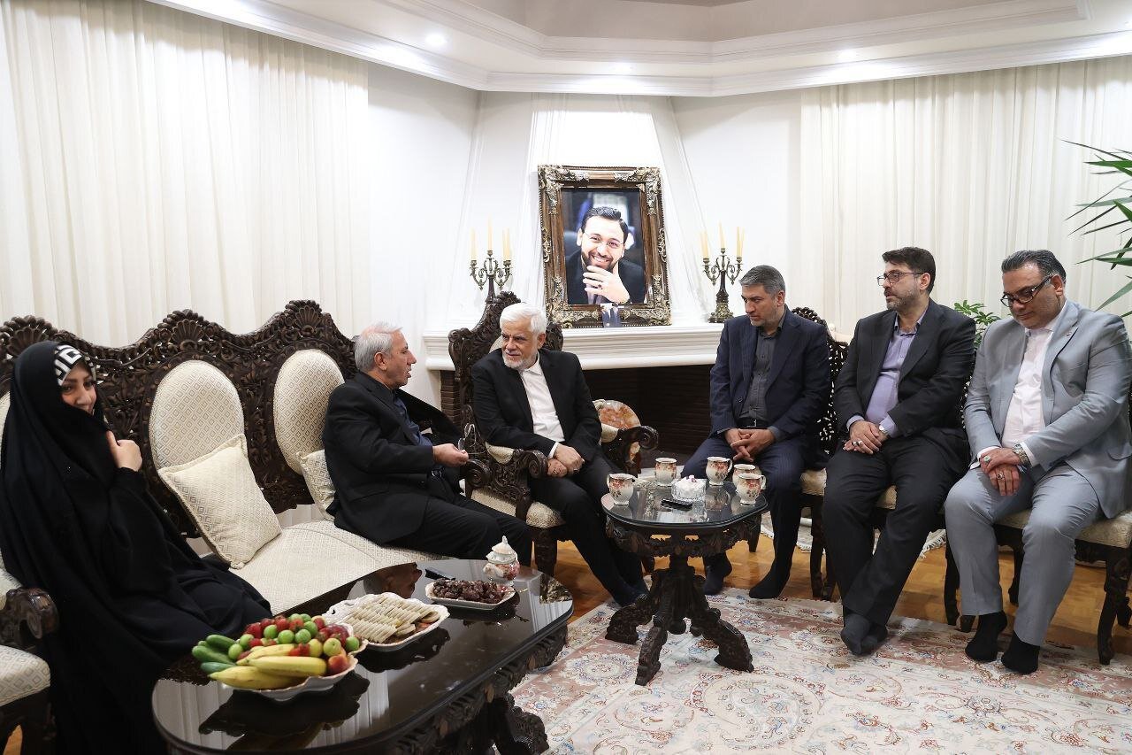 تصاویری از دیدار معاون اول رئیس جمهور با خانواده شهید رئیسی و شهید رحمتی/ استقبال جمیله علم الهدی از عارف