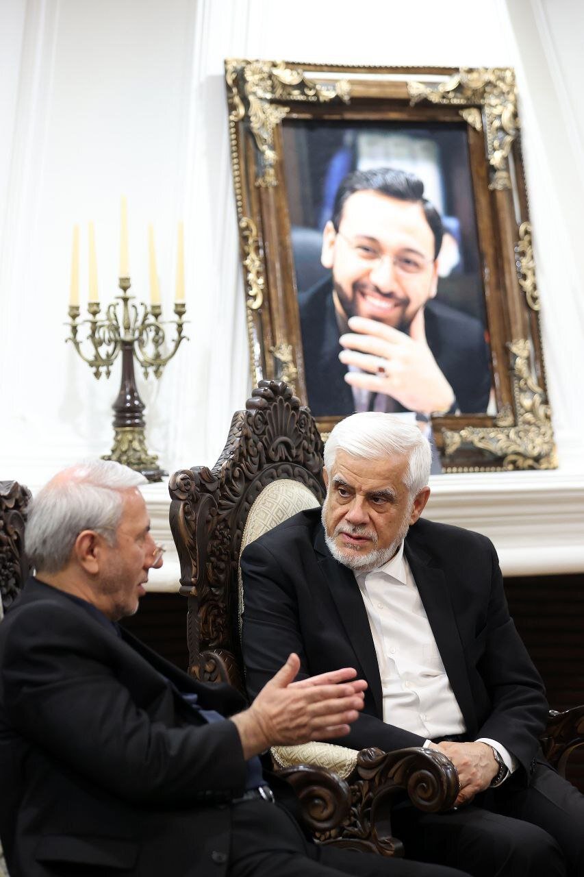 تصاویری از دیدار معاون اول رئیس جمهور با خانواده شهید رئیسی و شهید رحمتی/ استقبال جمیله علم الهدی از عارف