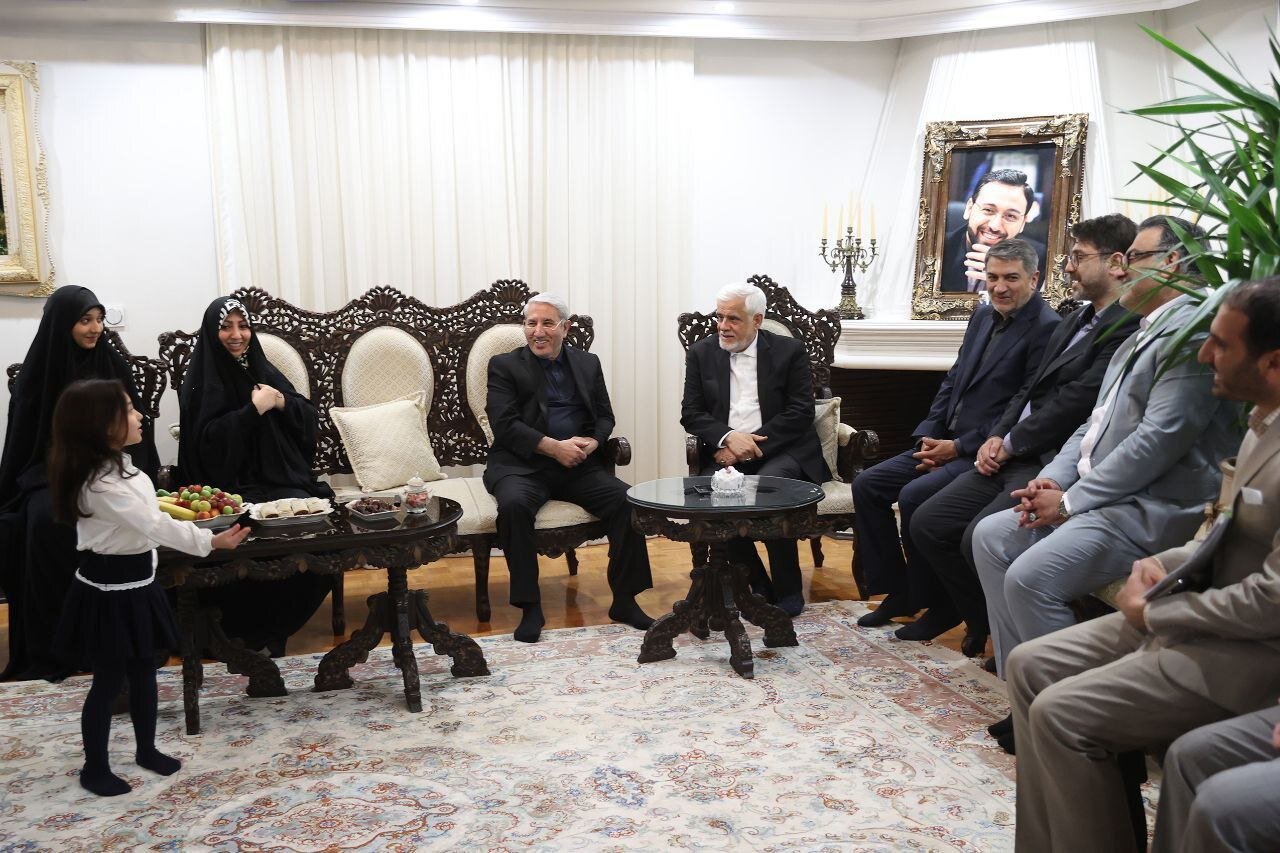تصاویری از دیدار معاون اول رئیس جمهور با خانواده شهید رئیسی و شهید رحمتی/ استقبال جمیله علم الهدی از عارف
