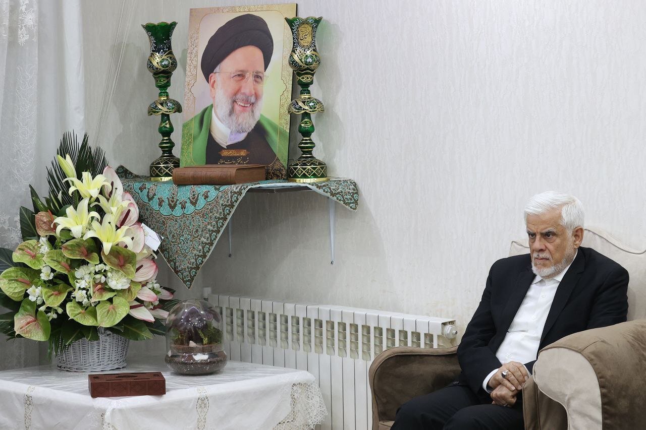 تصاویری از دیدار معاون اول رئیس جمهور با خانواده شهید رئیسی و شهید رحمتی/ استقبال جمیله علم الهدی از عارف