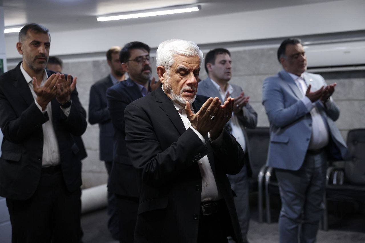 تصاویری از دیدار معاون اول رئیس جمهور با خانواده شهید رئیسی و شهید رحمتی/ استقبال جمیله علم الهدی از عارف