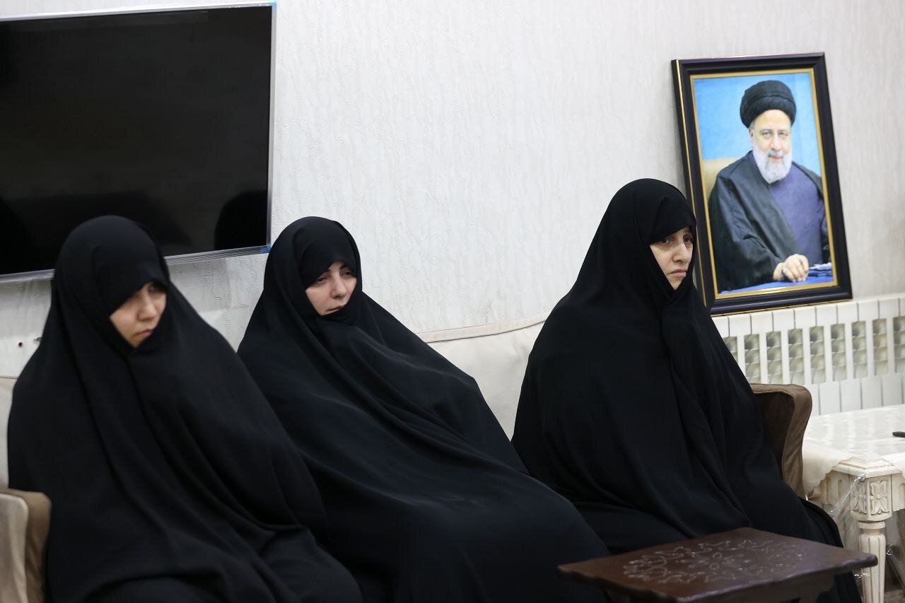 تصاویری از دیدار معاون اول رئیس جمهور با خانواده شهید رئیسی و شهید رحمتی/ استقبال جمیله علم الهدی از عارف