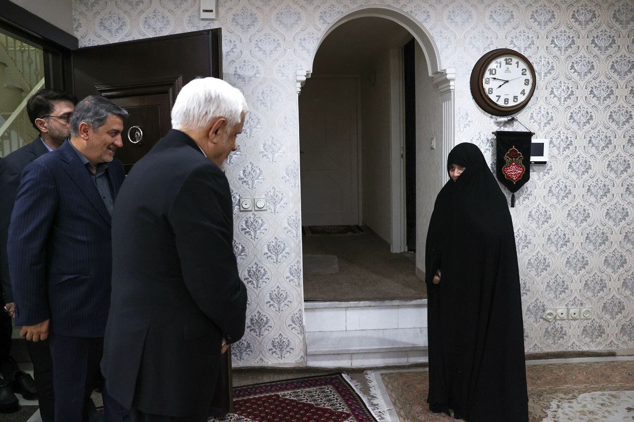 تصاویری از دیدار معاون اول رئیس جمهور با خانواده شهید رئیسی و شهید رحمتی/ استقبال جمیله علم الهدی از عارف