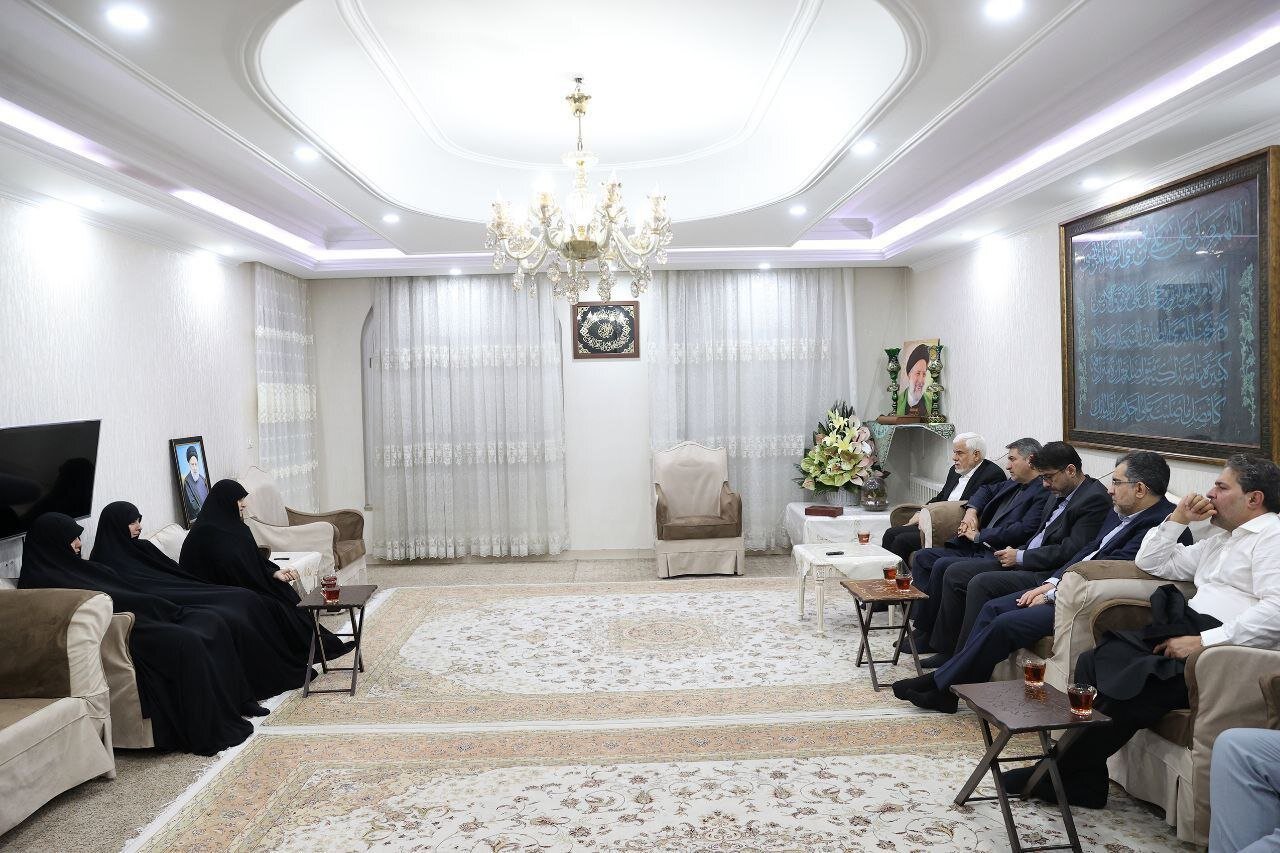 تصاویری از دیدار معاون اول رئیس جمهور با خانواده شهید رئیسی و شهید رحمتی/ استقبال جمیله علم الهدی از عارف