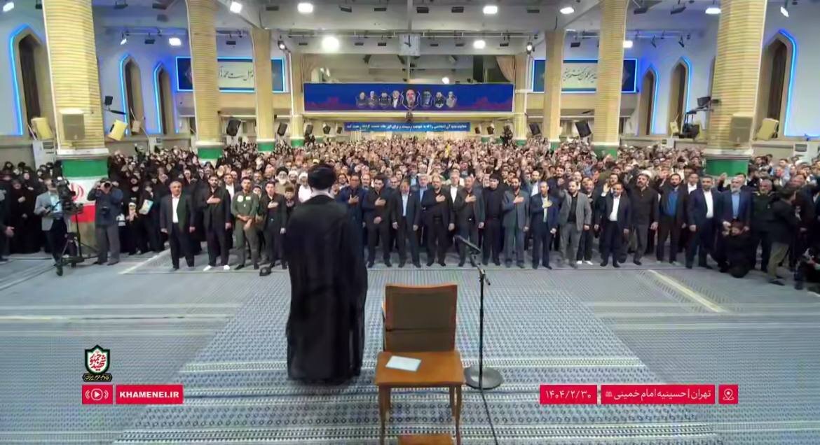 تصاویری از ورود رهبر انقلاب به حسینیه امام خمینی/ آغاز مراسم بزرگداشت شهدای خدمت