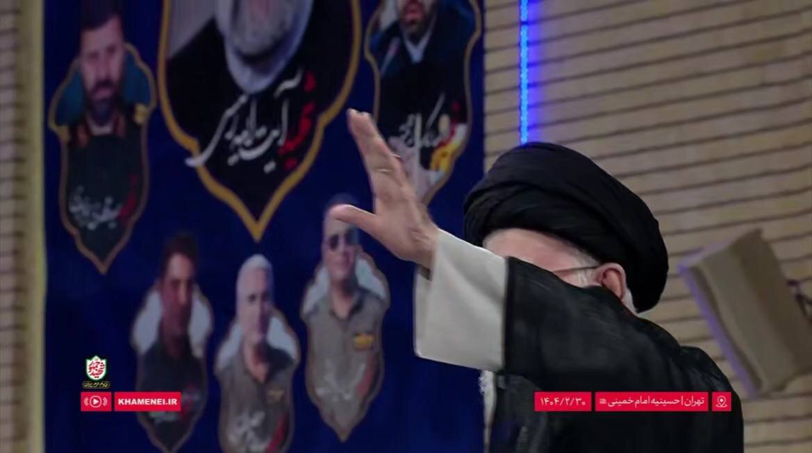 تصاویری از ورود رهبر انقلاب به حسینیه امام خمینی/ آغاز مراسم بزرگداشت شهدای خدمت