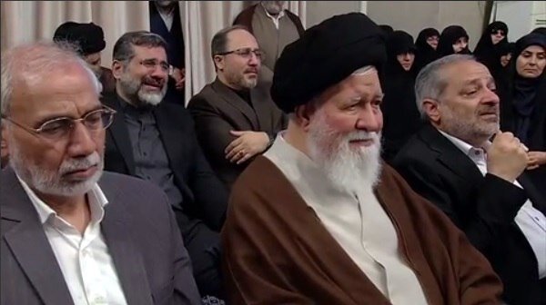 تصاویری از چهره‌های حاضر در مراسم بزرگداشت شهدای خدمت در حضور رهبر انقلاب/ از فرزندان شهید نصرالله تا احمد علم الهدی و عارف و عراقچی در حسینیه بودند