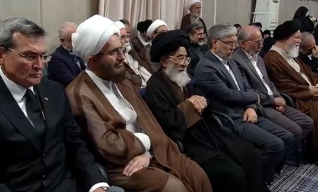 تصاویری از چهرههای حاضر در مراسم بزرگداشت شهدای خدمت در حضور رهبر انقلاب/ از فرزندان شهید نصرالله تا احمد علم الهدی و عارف و عراقچی در حسینیه بودند