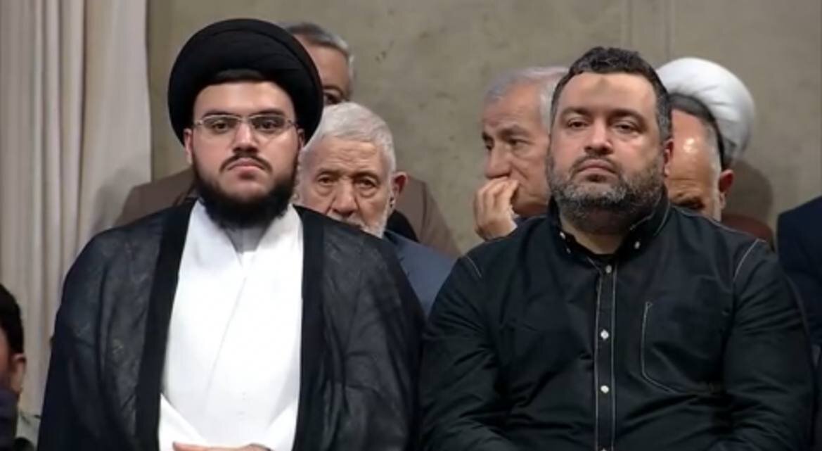 تصاویری از چهرههای حاضر در مراسم بزرگداشت شهدای خدمت در حضور رهبر انقلاب/ از فرزندان شهید نصرالله تا احمد علم الهدی و عارف و عراقچی در حسینیه بودند