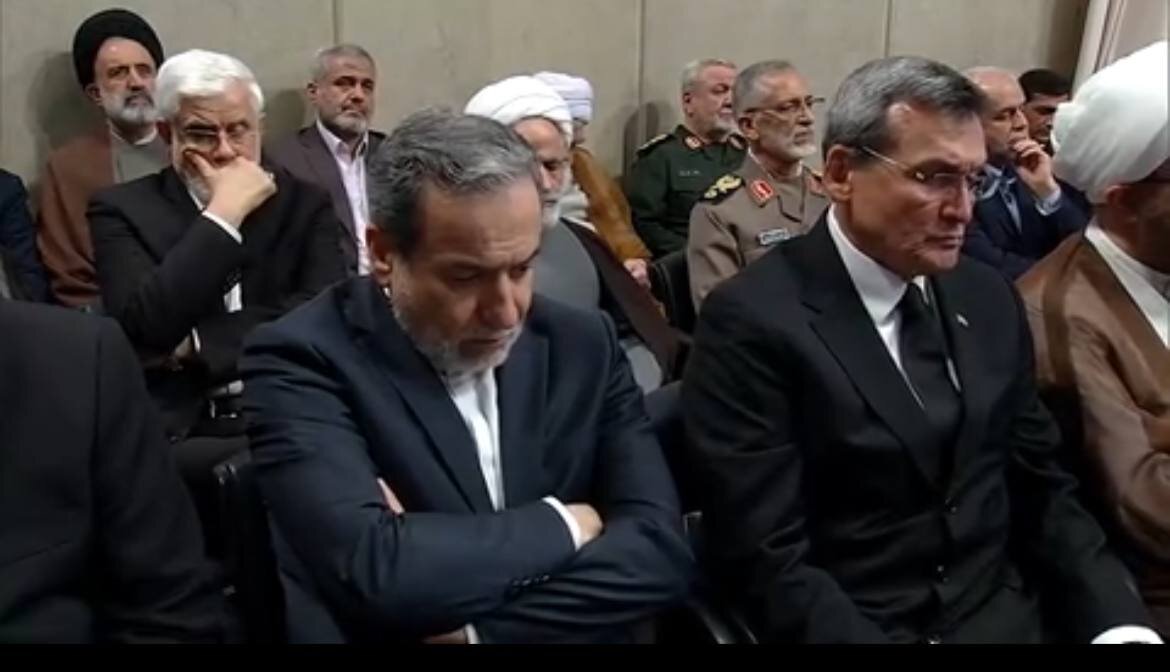 تصاویری از چهرههای حاضر در مراسم بزرگداشت شهدای خدمت در حضور رهبر انقلاب/ از فرزندان شهید نصرالله تا احمد علم الهدی و عارف و عراقچی در حسینیه بودند