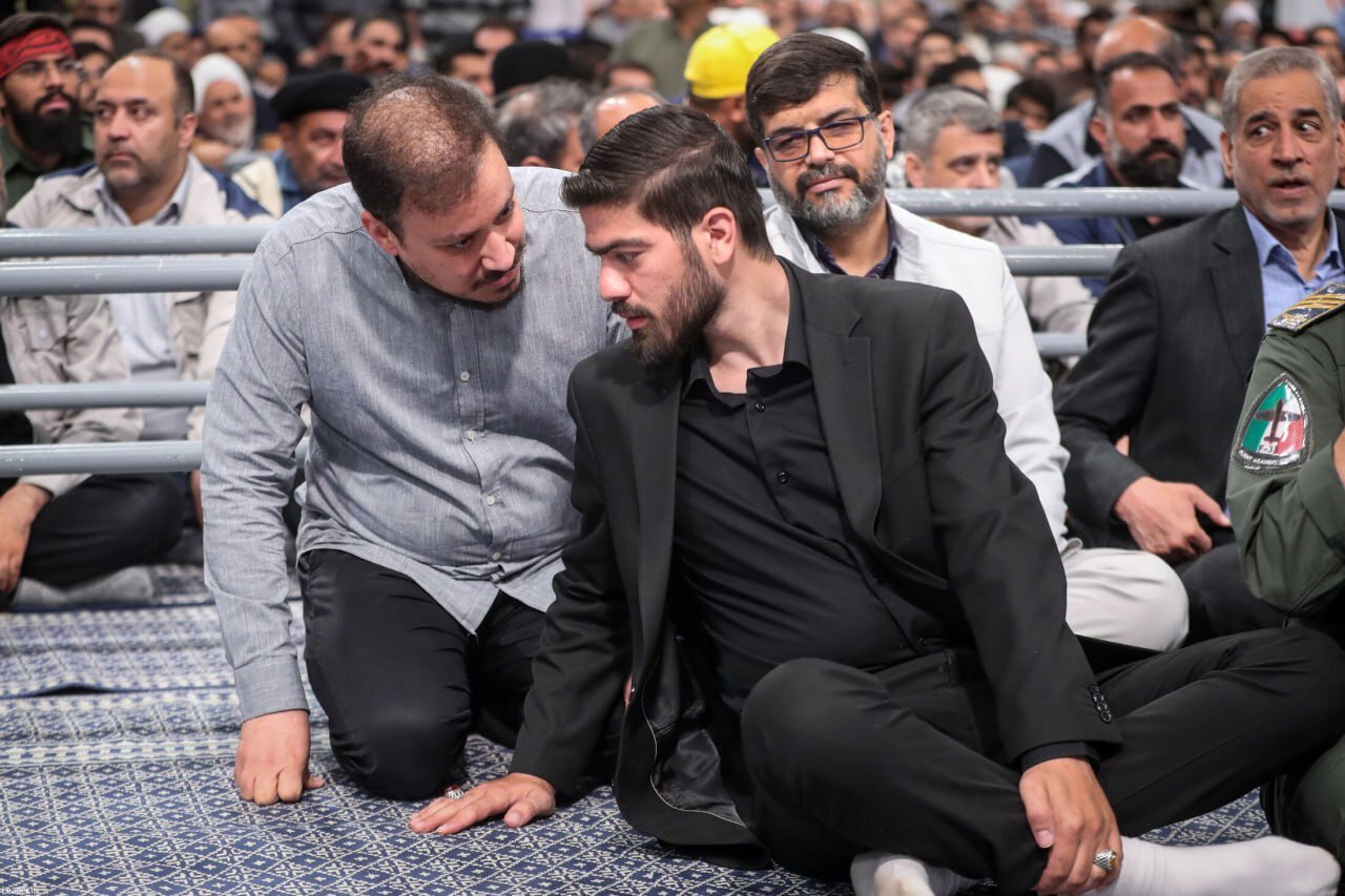 تصویری از گفتگوی فرزندان دو تن از شهیدان خدمت در حسینیه امام خمینی