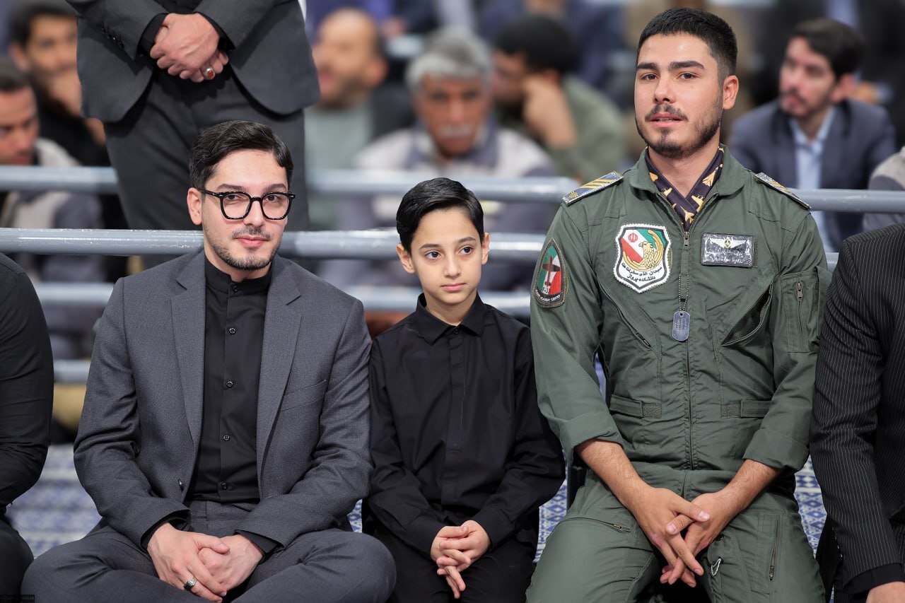 تصاویری از نوههای شهید آل هاشم در بیت رهبری/ مخبر همنشین عراقچی شد/ پسر شهید قدیمی لباس پدرش را پوشید