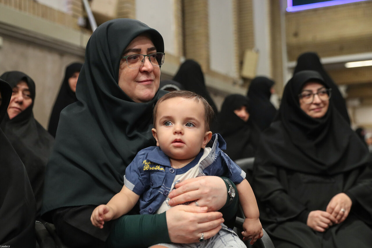 تصاویری از نوههای شهید آل هاشم در بیت رهبری/ مخبر همنشین عراقچی شد/ پسر شهید قدیمی لباس پدرش را پوشید