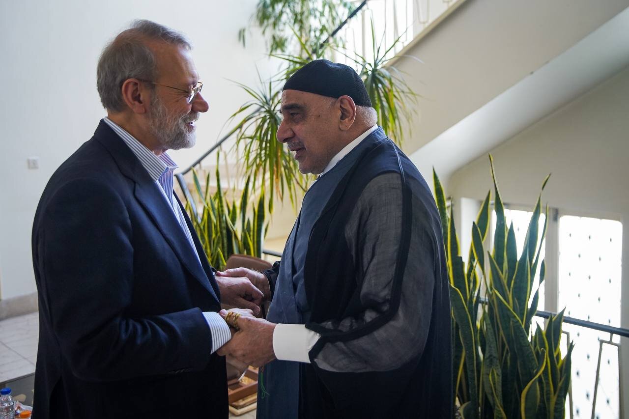 نخست وزیر سابق عراق به دیدن کدام مقام ایرانی رفت؟/ عکسی از عادل عبدالمهدی با لباسی جالب در تهران