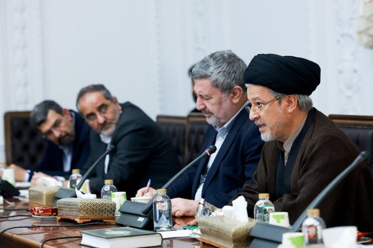 حداد عادل و پزشکیان در قاب جلسه شورای عالی انقلاب فرهنگی/ چه افراد دیگری در جلسه حضور داشتند؟