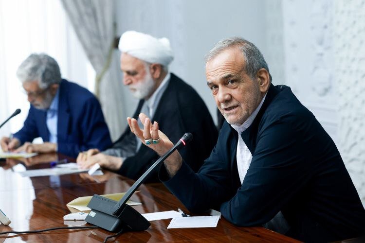 حداد عادل و پزشکیان در قاب جلسه شورای عالی انقلاب فرهنگی/ چه افراد دیگری در جلسه حضور داشتند؟