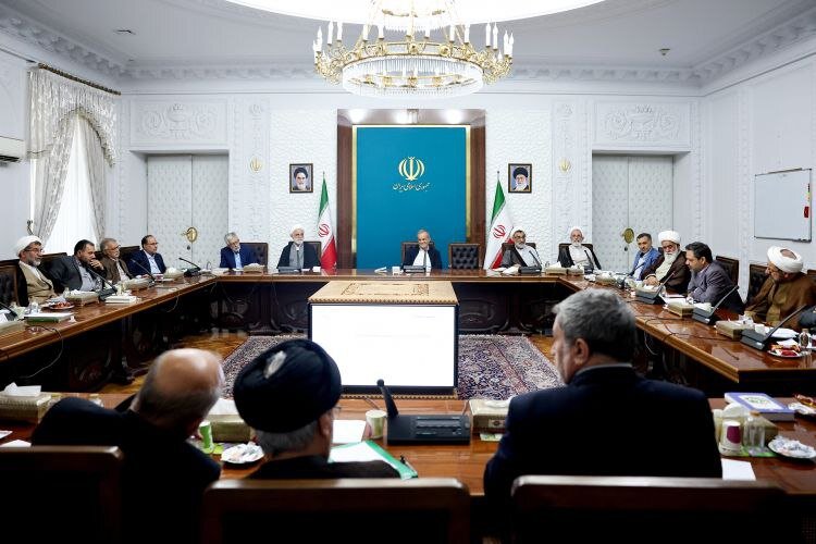 حداد عادل و پزشکیان در قاب جلسه شورای عالی انقلاب فرهنگی/ چه افراد دیگری در جلسه حضور داشتند؟