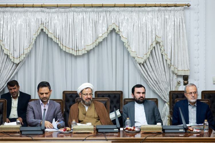 حداد عادل و پزشکیان در قاب جلسه شورای عالی انقلاب فرهنگی/ چه افراد دیگری در جلسه حضور داشتند؟