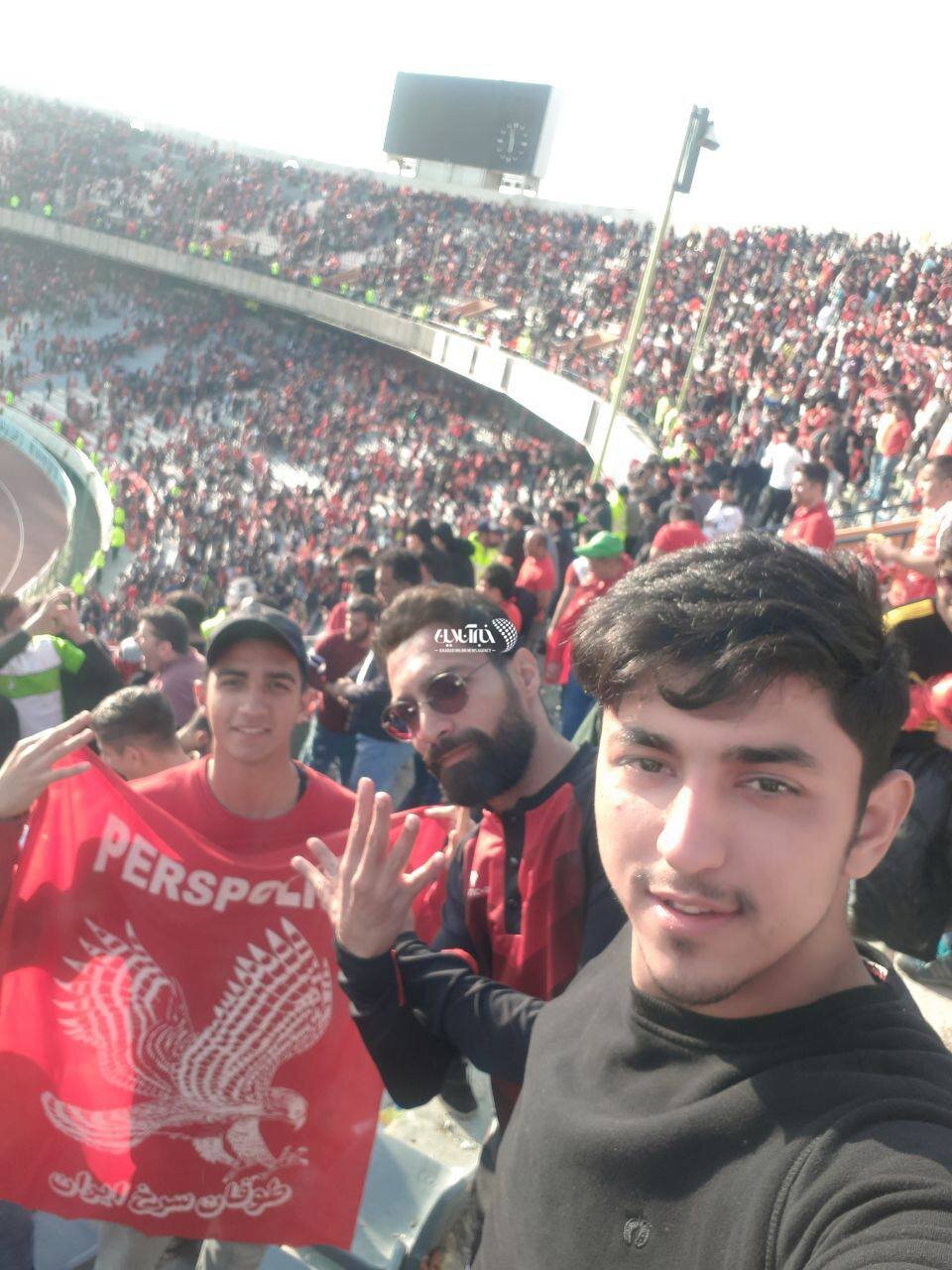 عکس | سند علاقه کاظمیان به پرسپولیس؛ وقتی روی سکوهای آزادی سرخها را تشویق میکرد!