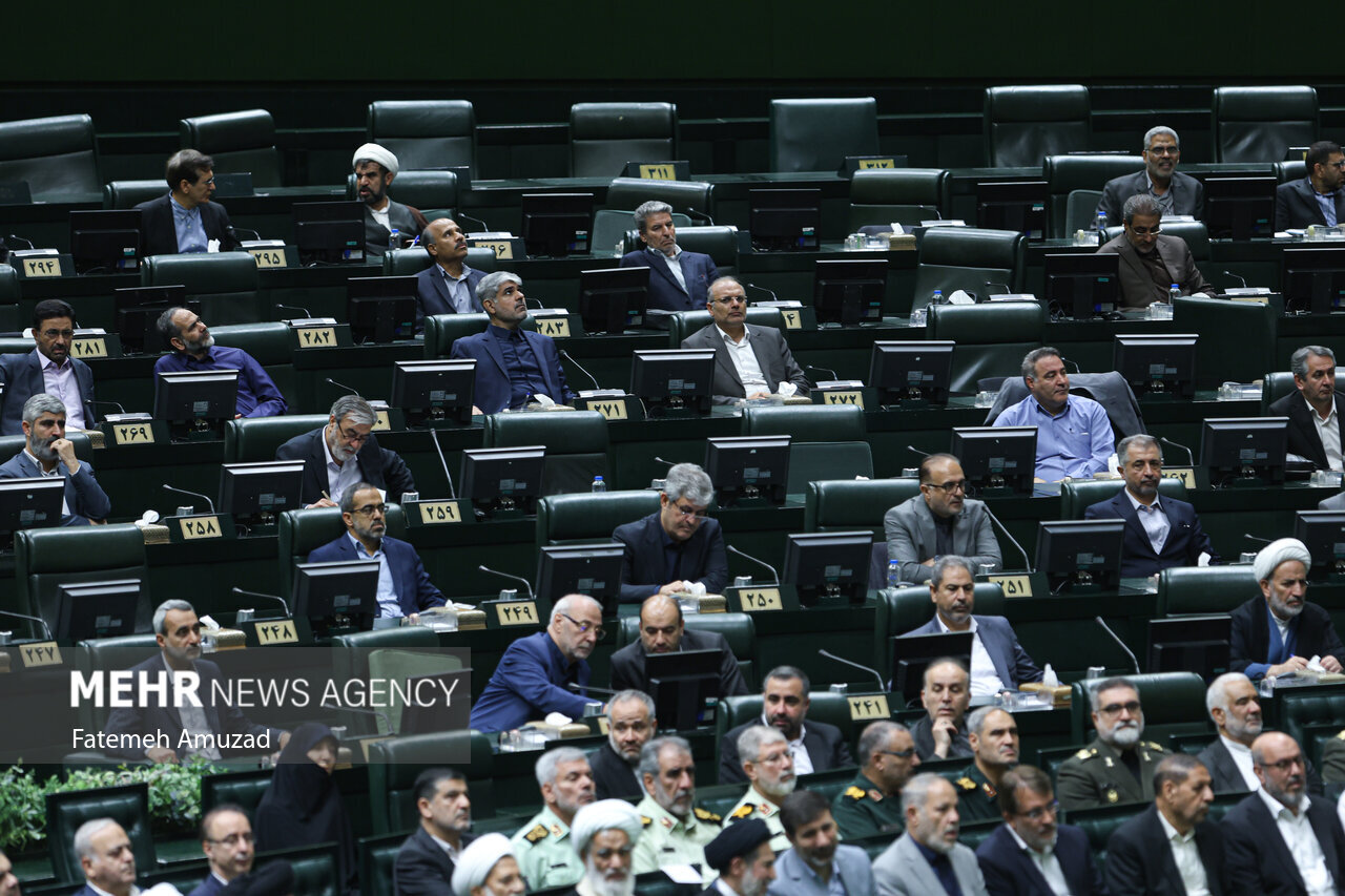 تصاویری از حضور احمد خاتمی و مخبر در صحن مجلس/ پزشکیان به میان همکاران سابق خود رفت