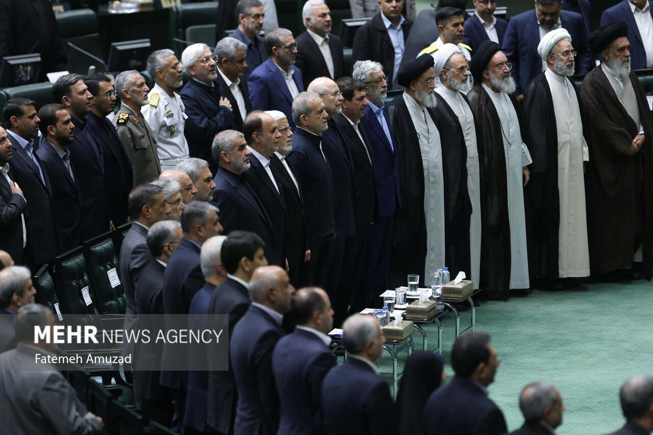 تصاویری از حضور احمد خاتمی و مخبر در صحن مجلس/ پزشکیان به میان همکاران سابق خود رفت