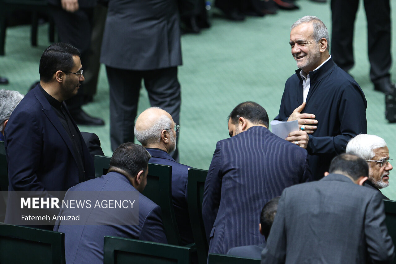 تصاویری از حضور احمد خاتمی و مخبر در صحن مجلس/ پزشکیان به میان همکاران سابق خود رفت