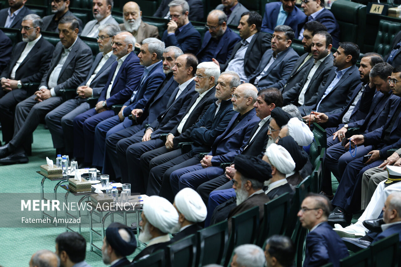 تصاویری از حضور احمد خاتمی و مخبر در صحن مجلس/ پزشکیان به میان همکاران سابق خود رفت