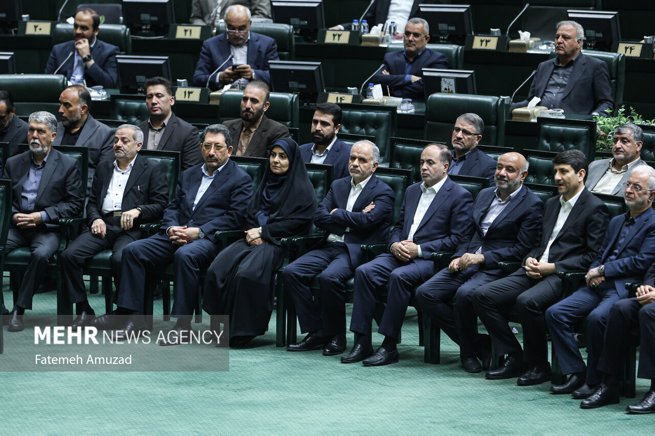 تصاویری از حضور احمد خاتمی و مخبر در صحن مجلس/ پزشکیان به میان همکاران سابق خود رفت