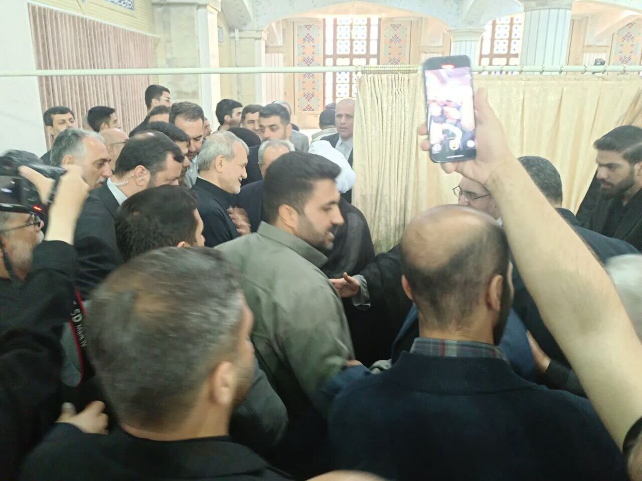 تصویری از حضور سرزده رئیس جمهور در مراسم سالگرد شهدای خدمت در تبریز