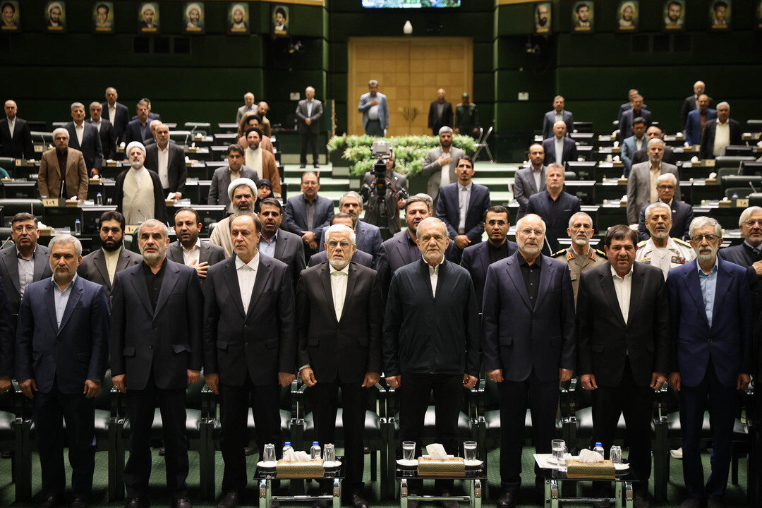 مراسم بزرگداشت شهدای خدمت در صحن مجلس شورای اسلامی با حضور رئیسجمهور/ حداد عادل هم بود+تصویر