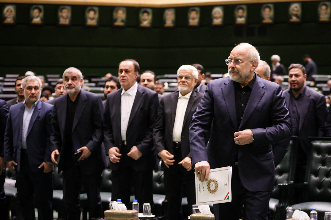 مراسم بزرگداشت شهدای خدمت در صحن مجلس شورای اسلامی با حضور رئیسجمهور/ حداد عادل هم بود+تصویر